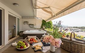 Charming Seaside Apartment