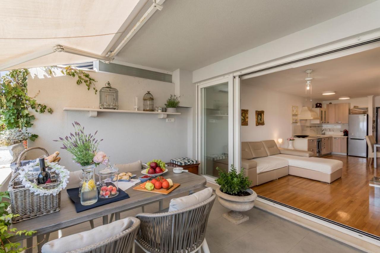 Velebis Superior Apartment - Luxurious One-Room Apartment With Jacuzzi - Prestigious Location By The Sea In The New City Center Of Znjan - Panoramic View Of The Sea And Islands - Free Garage Parking - Buralux Properties Split Exterior photo