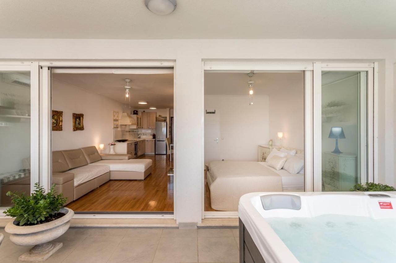 Velebis Superior Apartment - Luxurious One-Room Apartment With Jacuzzi - Prestigious Location By The Sea In The New City Center Of Znjan - Panoramic View Of The Sea And Islands - Free Garage Parking - Buralux Properties Split Exterior photo