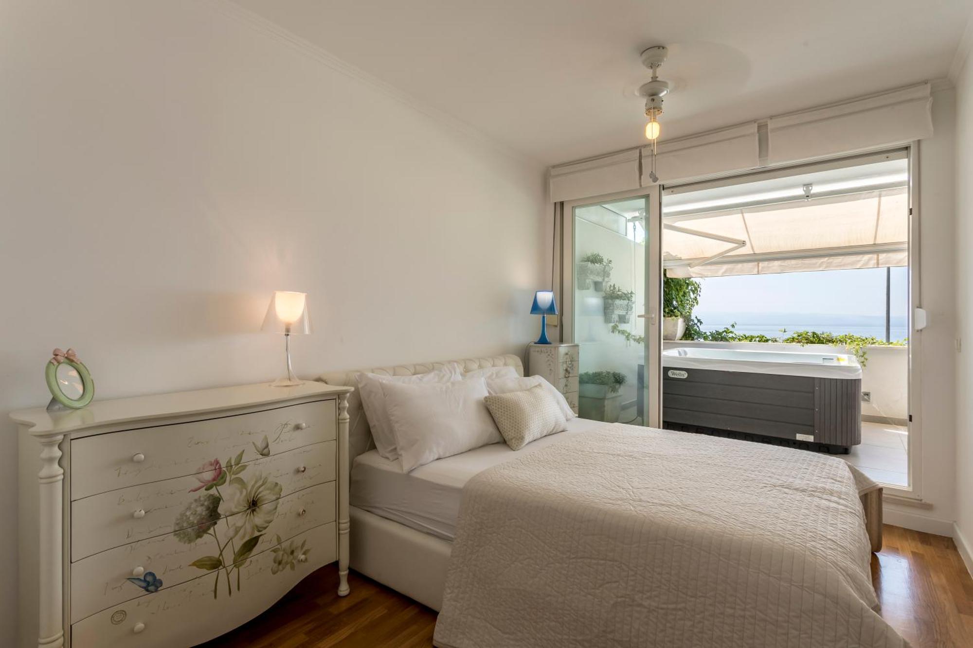 Velebis Superior Apartment - Luxurious One-Room Apartment With Jacuzzi - Prestigious Location By The Sea In The New City Center Of Znjan - Panoramic View Of The Sea And Islands - Free Garage Parking - Buralux Properties Split Exterior photo